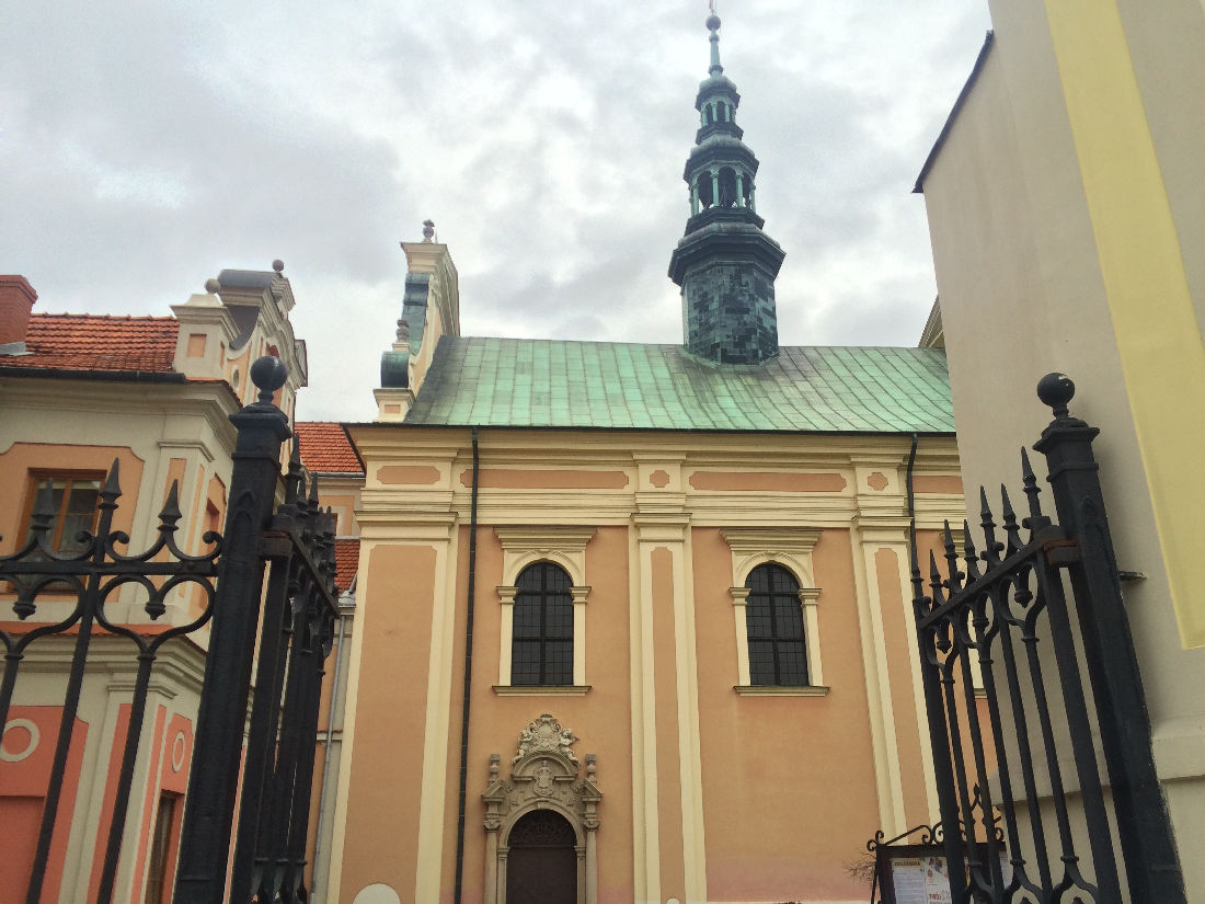 Kościół świętego Michała w Sandomierzu. Fotografia z bramy na dziedziniec przykościelny