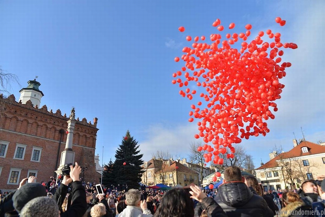 W niebo wypuszczono setki czerwonych balonów